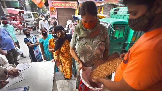 The plea also challenged the government’s non-PDS guidelines putting an “arbitrary” limit of 20 lakh beneficiaries for dry ration. (Raj K Raj/HT)