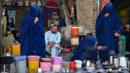 Women look at household items at a stall in a market in Kandahar, Afghanistan on Wednesday. Economic sanctions against Afghanistan must end and unilateral restrictions should be lifted as soon as possible, Chinese state councillor and foreign minister Wang Yi has said. (AFP) Women look at household items at a stall in a market in Kandahar, Afghanistan on Wednesday. Economic sanctions against Afghanistan must end and unilateral restrictions should be lifted as soon as possible, Chinese state councillor and foreign minister Wang Yi has said. (AFP)