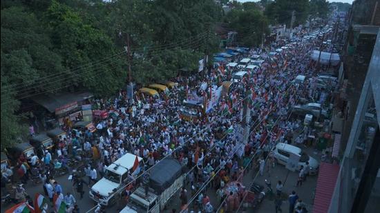 Tiranga Sankalp Yatra organised by AAP under the leadership of Arvind Kejriwal in Haldwani area of Nainital district on Sunday. (HT photo)