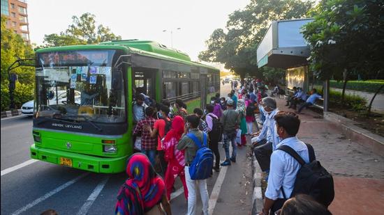 Delhi traffic police wants DTC drivers to be sensitised about plying buses in the designated lanes and stopping only at designated points, bus bays and bus boxes. (Amal KS/HT PHOTO)