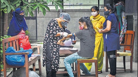 A health worker draws a blood sample from a person for use in the third round of serological survey testing for coronavirus in September 2020. Delhi’s seventh sero survey to check Covid antibodies and vaccination status will begin on Friday. (Sanchit Khanna/HT Photo) A health worker draws a blood sample from a person for use in the third round of serological survey testing for coronavirus in September 2020. Delhi’s seventh sero survey to check Covid antibodies and vaccination status will begin on Friday. (Sanchit Khanna/HT Photo)
