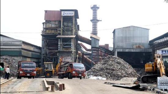 Since the Chandigarh MC in June last year took over the solid waste processing plant from Jaypee Group, it has neither improved the plant’s working nor upgraded the technology, and most of the daily waste is still being dumped at the Dadumajra landfill. (HT FILE PHOTO)