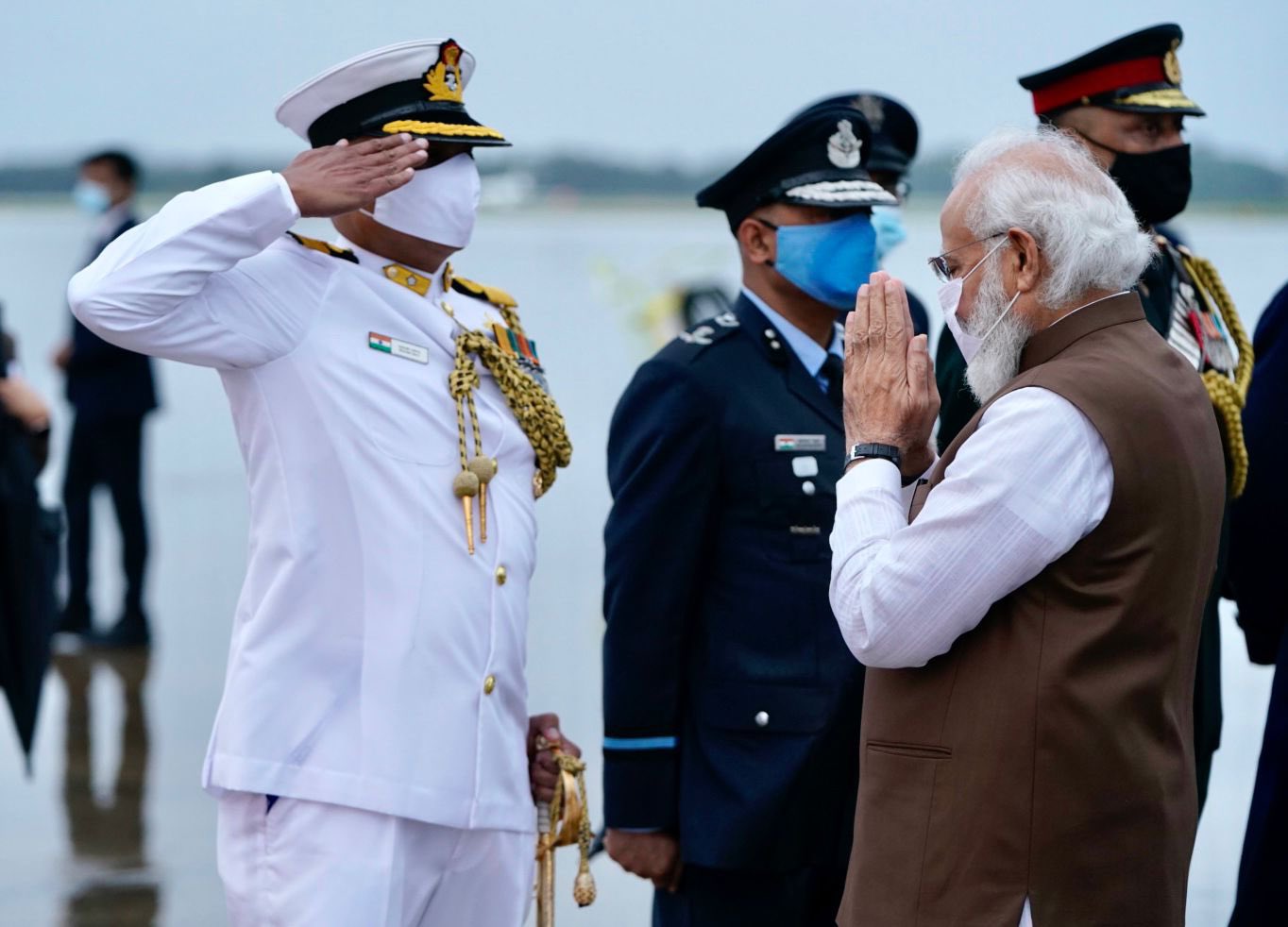 PM Modi being received by officials at Washington airport.(Twitter/@narendramodi)