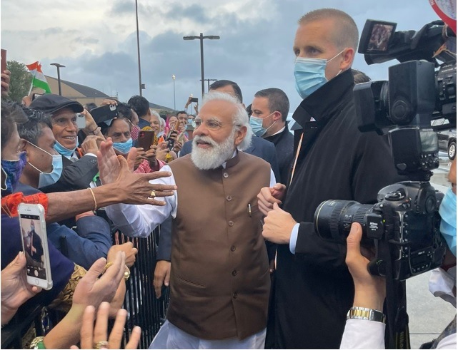 भारतीय-अमेरिकी समुदाय के सदस्यों ने पीएम मोदी का अभिवादन किया। भारतीय-अमेरिकी समुदाय के सदस्यों ने पीएम मोदी का अभिवादन किया।