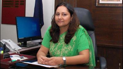 New Mohali DC Isha Kalia visited various service delivery counters of fard kendra, suvidha kendra, RTI office, tehsil and other offices at District Administration Complex in Sector 76, and interacted with the people there while taking their feedback. (HT FILE PHOTO)