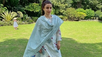 She teamed the round neck full sleeves kurta with a pair of white-base palazzo pants that sported zigzag green prints and were layered with a cotton green zigzag print dupatta that was lined with pink tassels at the border. (Instagram/sakpataudi)