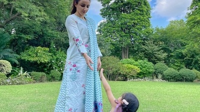 Pulling back her luscious tresses into her signature high ponytail hairstyle, Soha opted to go sans accessorises to let her glamorous yet effortlessly chic look do the maximum talking. (Instagram/sakpataudi)