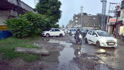 Patiala divisional commissioner Chander Gaind said NHAI must resolve all the issues under the elevated road project promptly by removing the bottlenecks by September 30 or face action. (Gurpreet Singh/HT)