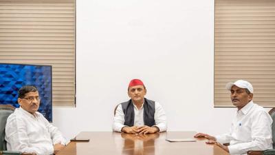 Expelled BSP leaders Laji Verma and Ramachal Rajbhar with Samajwadi Party chief Akhilesh Yadav in Lucknow on Friday. (SOURCED IMAGE) Expelled BSP leaders Laji Verma and Ramachal Rajbhar with Samajwadi Party chief Akhilesh Yadav in Lucknow on Friday. (SOURCED IMAGE)