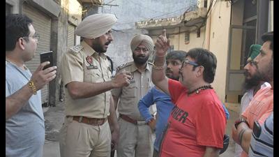 Police questioned the shopkeepers and employees after a gun-wielding man snatched a bag containing ₹35 lakh from two employees of a Ludhiana-based gold-trading firm on Friday evening. (Gurpreet Singh) Police questioned the shopkeepers and employees after a gun-wielding man snatched a bag containing ₹35 lakh from two employees of a Ludhiana-based gold-trading firm on Friday evening. (Gurpreet Singh)