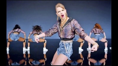 Taylor Swift in Shake It Off, a known earworm-causer.