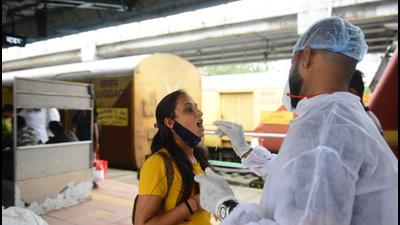 A medic collects swab samples for Covid test of passengers arriving on outstation trains at Dadar station, in Mumbai. (HT PHOTO) A medic collects swab samples for Covid test of passengers arriving on outstation trains at Dadar station, in Mumbai. (HT PHOTO)