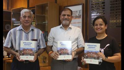 Panjab University V-C Raj Kumar flanked by authors Rupinder Tewari, IPR-chair professor, PU, and Mamta Bhardwaj, scientist at DST-Centre for Policy Research, PU, at the release of book “Intellectual property: A primer for academia” on Friday. (HT PHOTO)