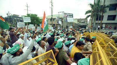 Farmers attempted to remove barricades and march to Noida authority office after protesting for 24 days on Friday. (Sunil Ghosh/HT Photo) Farmers attempted to remove barricades and march to Noida authority office after protesting for 24 days on Friday. (Sunil Ghosh/HT Photo)