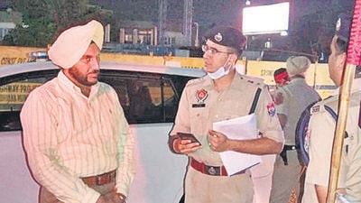 The new Ludhiana police chief Gurpreet Singh Bhullar has stopped at checkpoints in Sarabha Nagar Market, Ferozepur Road, Sidhawn Canal and Bhai Randhir Singh Nagar to meet with the police personnel and emphasise on the importance of empathetic public dealings . (HT Photo) The new Ludhiana police chief Gurpreet Singh Bhullar has stopped at checkpoints in Sarabha Nagar Market, Ferozepur Road, Sidhawn Canal and Bhai Randhir Singh Nagar to meet with the police personnel and emphasise on the importance of empathetic public dealings . (HT Photo)