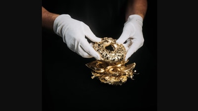 The image shows the sculpture of avocado bagel made using gold. (Instagram/@timbengel)