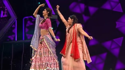 Hema Malini and Shilpa Shetty dance to Jat Yamla Pagla Deewana.&nbsp;