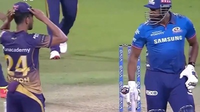 Kieron Pollard speaking with Prasidh Krishna during MI vs KKR match at IPL 2021 on September 23