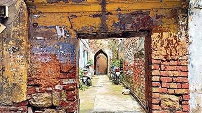 The other much smaller window is even more tragic: it is blocked with concrete. The other much smaller window is even more tragic: it is blocked with concrete.