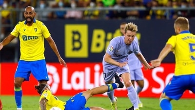 FC Barcelona's Frankie de Jong in action with Cadiz's Alvaro Jimenez (REUTERS)