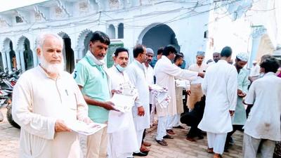 Members of the Uttar Pradesh Congress minority cell distributing the Sankalp Patra in Prayagraj. ((HT)) Members of the Uttar Pradesh Congress minority cell distributing the Sankalp Patra in Prayagraj. ((HT))