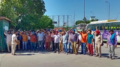 Punjab Roadways and PRTC staff shut down the Ludhiana bus stand on Friday as a part of their ongoing protest against the state government for its failure in regularising their jobs. (Gurpreet Singh/HT) Punjab Roadways and PRTC staff shut down the Ludhiana bus stand on Friday as a part of their ongoing protest against the state government for its failure in regularising their jobs. (Gurpreet Singh/HT)