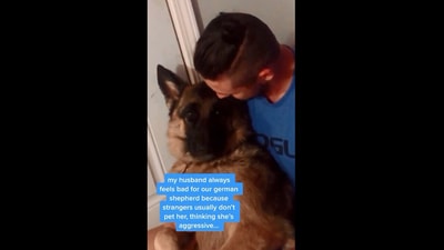 The image shows the man comforting his dog. (Instagram/@jenny_kurtzz)