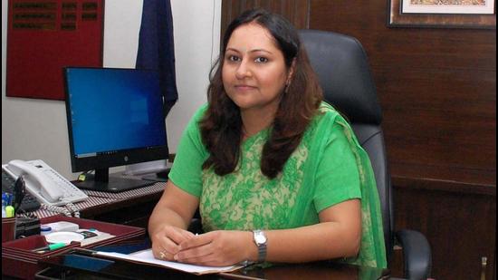 New Mohali DC Isha Kalia visited various service delivery counters of fard kendra, suvidha kendra, RTI office, tehsil and other offices at District Administration Complex in Sector 76, and interacted with the people there while taking their feedback. (HT FILE PHOTO)