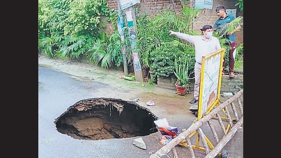 Authorities had claimed that a ₹80 crore project will be launched to repair the storm sewer lines in Ludhiana under the Smart City Project. However, road cave-ins are being reported as the project has not seen light in two years. (HT PHOTO )