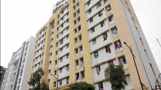 Bhimale complex, a SRA building in Pune. The state government has given nod to the Pune Slum Rehabilitation Authority’s (SRA) slum development plan with slum dwellers in Pune and Pimpri-Chinchwad now getting more carpet area. (HT FILE)