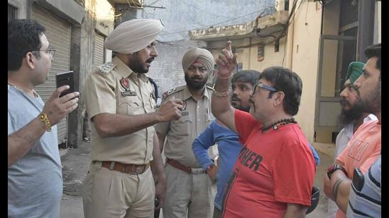 Police questioned the shopkeepers and employees after a gun-wielding man snatched a bag containing ₹35 lakh from two employees of a Ludhiana-based gold-trading firm on Friday evening. (Gurpreet Singh)