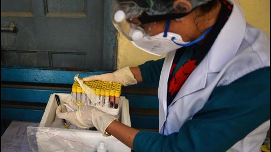 A health worker holds blood samples collected for a Covid sero survey in Delhi. (Sanchit Khanna/HT PHOTO)