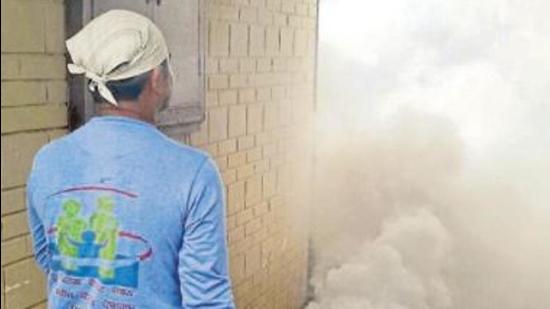 Nearly 2,000 confirmed cases of dengue were reported in Punjab till September 24, say health department officials. The community has a crucial role to play in controlling the outbreak of the disease, says Dr Gagandeep Singh Grover, programme officer for vector-borne diseases, Punjab. (HT photo)