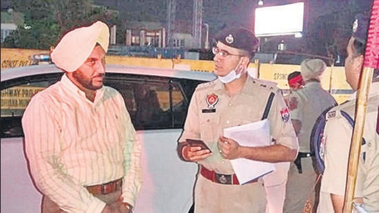 The new Ludhiana police chief Gurpreet Singh Bhullar has stopped at checkpoints in Sarabha Nagar Market, Ferozepur Road, Sidhawn Canal and Bhai Randhir Singh Nagar to meet with the police personnel and emphasise on the importance of empathetic public dealings . (HT Photo)