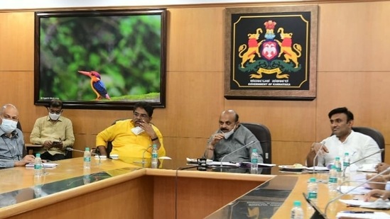 Karnataka CM Bommai chairing Covid-19 review meet (twitter.com/CMofKarnataka)