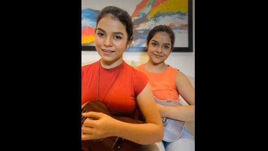 Sisters Ankita Nandy and Antara Nandy singing Manike Mage Hithe and Rowdy Baby mashup. (Facebook/Antara Nandy)