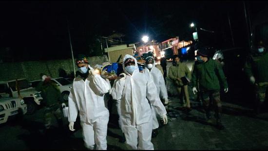 Indian Army personnel with the body found during their expedition to the Gangotri National Park on Thursday night. (HT PHOTO.)