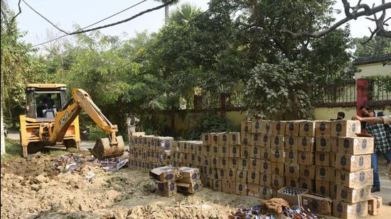 Now, instead of sealing the entire premises in cases of liquor haul, as provided for by the 2016 Act, only the portion from where recoveries are made would be sealed. (HT Photo) Now, instead of sealing the entire premises in cases of liquor haul, as provided for by the 2016 Act, only the portion from where recoveries are made would be sealed. (HT Photo)