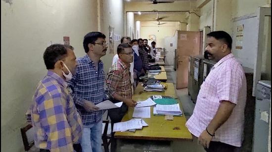 Zonal commissioner interacting with municipal corporation employees during the surprise inspection at Zone A office in Ludhiana on Friday. (HT Photo)