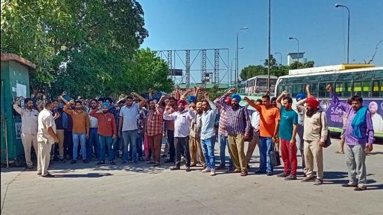Punjab Roadways and PRTC staff shut down the Ludhiana bus stand on Friday as a part of their ongoing protest against the state government for its failure in regularising their jobs. (Gurpreet Singh/HT)