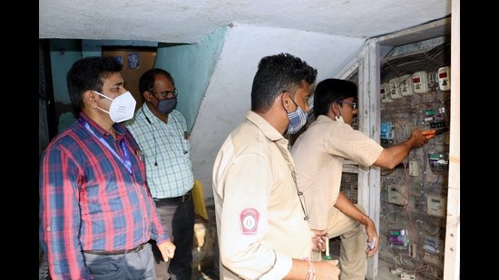 MSEDCL staff disconnect electricity supply in Kalyan. (RISHIKESH CHOUDHARYHT PHOTO)