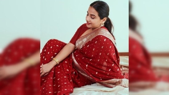 The Queen of ethnic fashion, Vidya Balan, accessorised her look with big flower earrings and a golden bangle.(Instagram/@balanvidya)