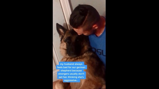 The image shows the man comforting his dog.(Instagram/@jenny_kurtzz)