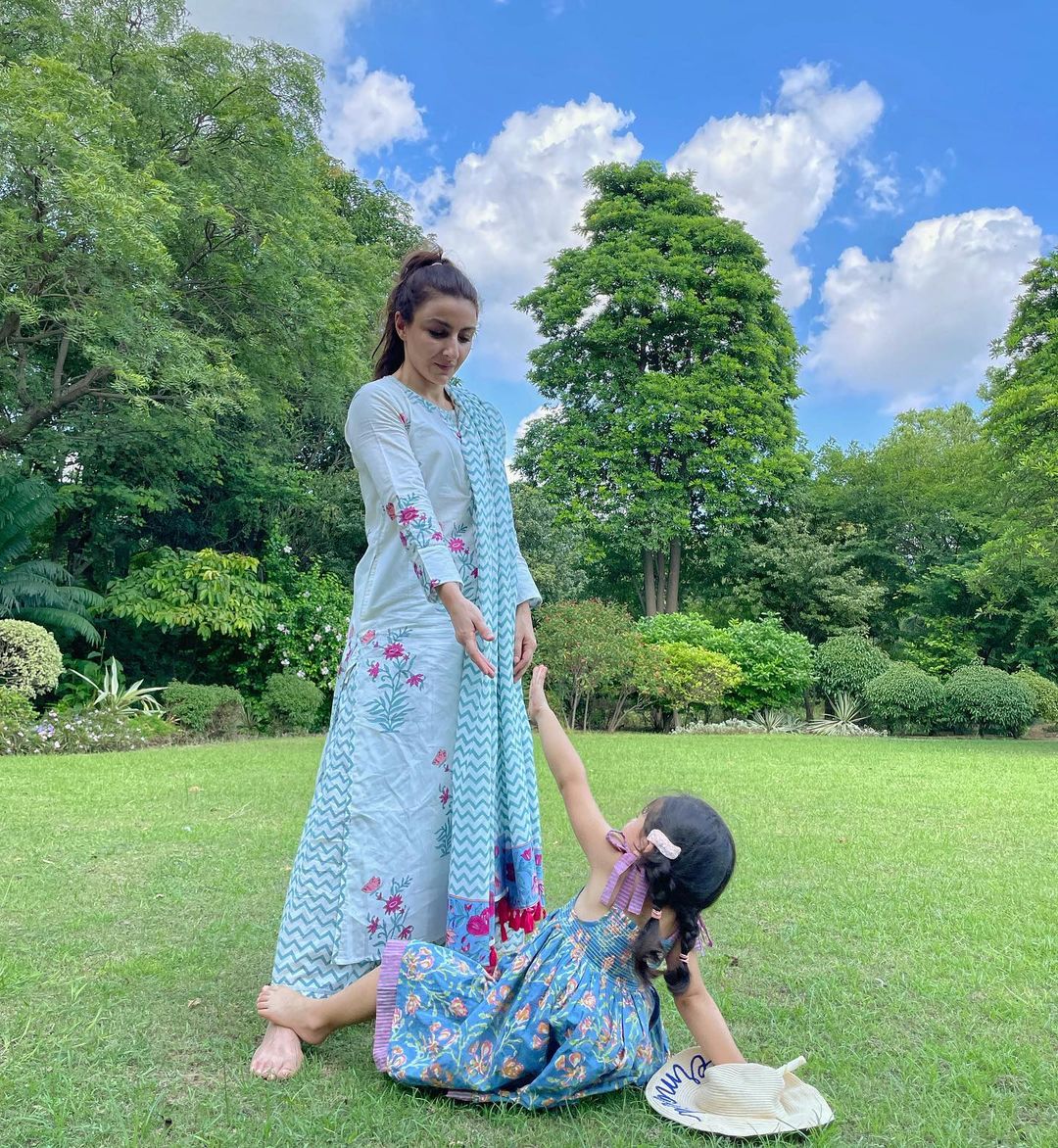 Soha Ali Khan enjoys a summer day with daughter Inaaya Naumi Kemmu(Instagram/sakpataudi)