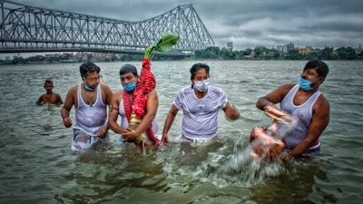Attend Kola Bou Bath: Kola Bou is believed to be Lord Ganesha's wife. In this ritual, a banana plant is given a ceremonial bath on the banks of the Ganges River in Kolkata during the seventh day of Durga Puja. (Instagram/@rupadasmajumdar)