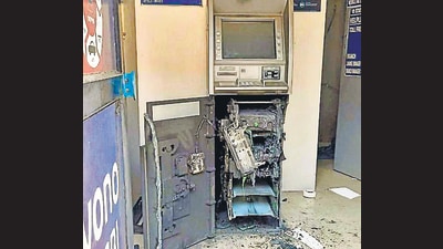 The robbers cut open the ATM at Bhutta village in Ludhiana. (HT PHOTO ) The robbers cut open the ATM at Bhutta village in Ludhiana. (HT PHOTO )