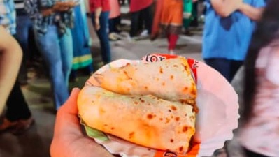 Eat all day: The people of Kolkata look forward to two things during Durga Puja, pandal hopping and eating. Some like roaming during the day while the majority likes staying out the entire night visiting pandals and eating. (Instagram/@rohanred4454)