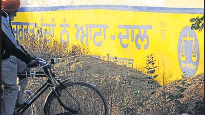Farm leaders deny that there has been any decision on barring painters from making political graffiti in Punjab. (HT File Photo) Farm leaders deny that there has been any decision on barring painters from making political graffiti in Punjab. (HT File Photo)