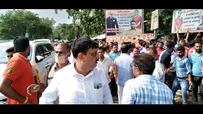 Chaotic scene outside the Gareeb Kalyan Mela venue in Pratapgarh, where the Congress -BJP clash took place and BJP MP Sangamlal Gupta was allegedly manhandled. (HT) Chaotic scene outside the Gareeb Kalyan Mela venue in Pratapgarh, where the Congress -BJP clash took place and BJP MP Sangamlal Gupta was allegedly manhandled. (HT)