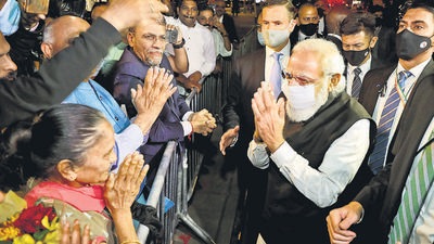 Prime Minister Narendra Modi receives a warm welcome by the Indian-Americans on his arrival, in New York on Friday. (ANI) Prime Minister Narendra Modi receives a warm welcome by the Indian-Americans on his arrival, in New York on Friday. (ANI)